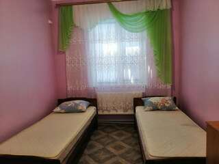 Гостевой дом Приморская 18-Б Геническ Двухместный номер с 2 отдельными кроватями и собственной ванной комнатой-1